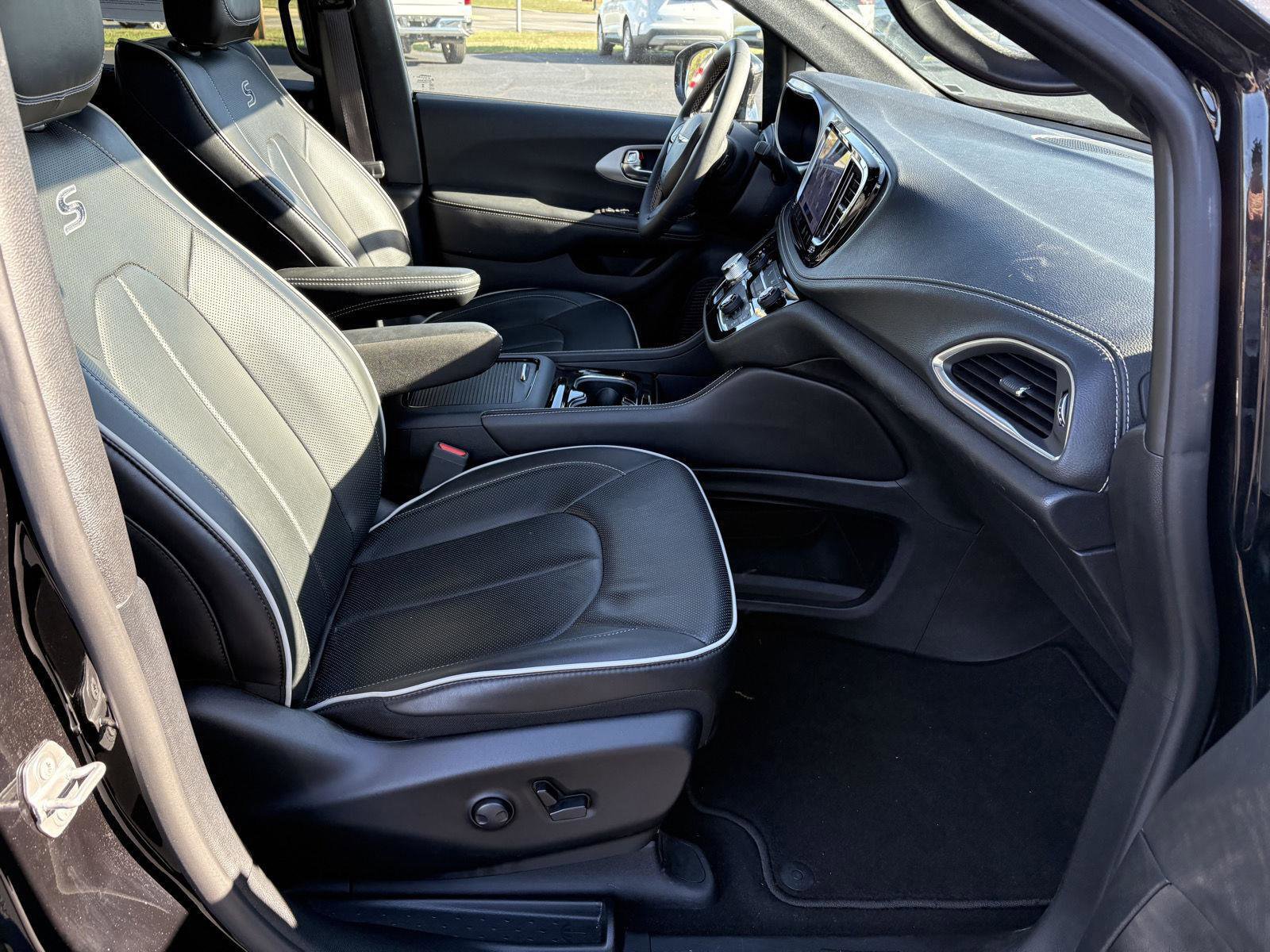 Used 2025 Chrysler Pacifica Limited image 21