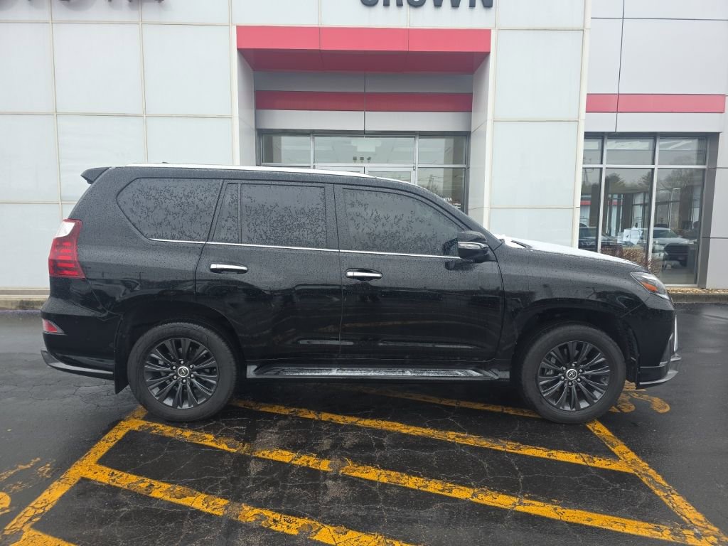 Used 2022 Lexus GX 460 Premium w/ Accessory Package image 2