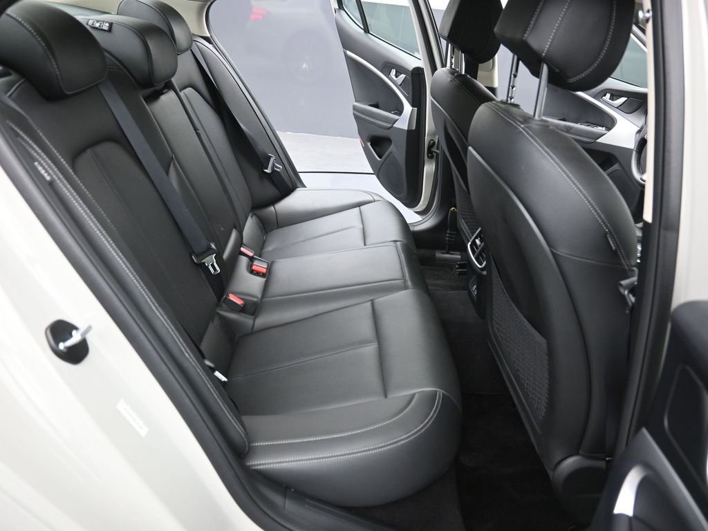 Used 2025 Genesis G70 2.5T image 10