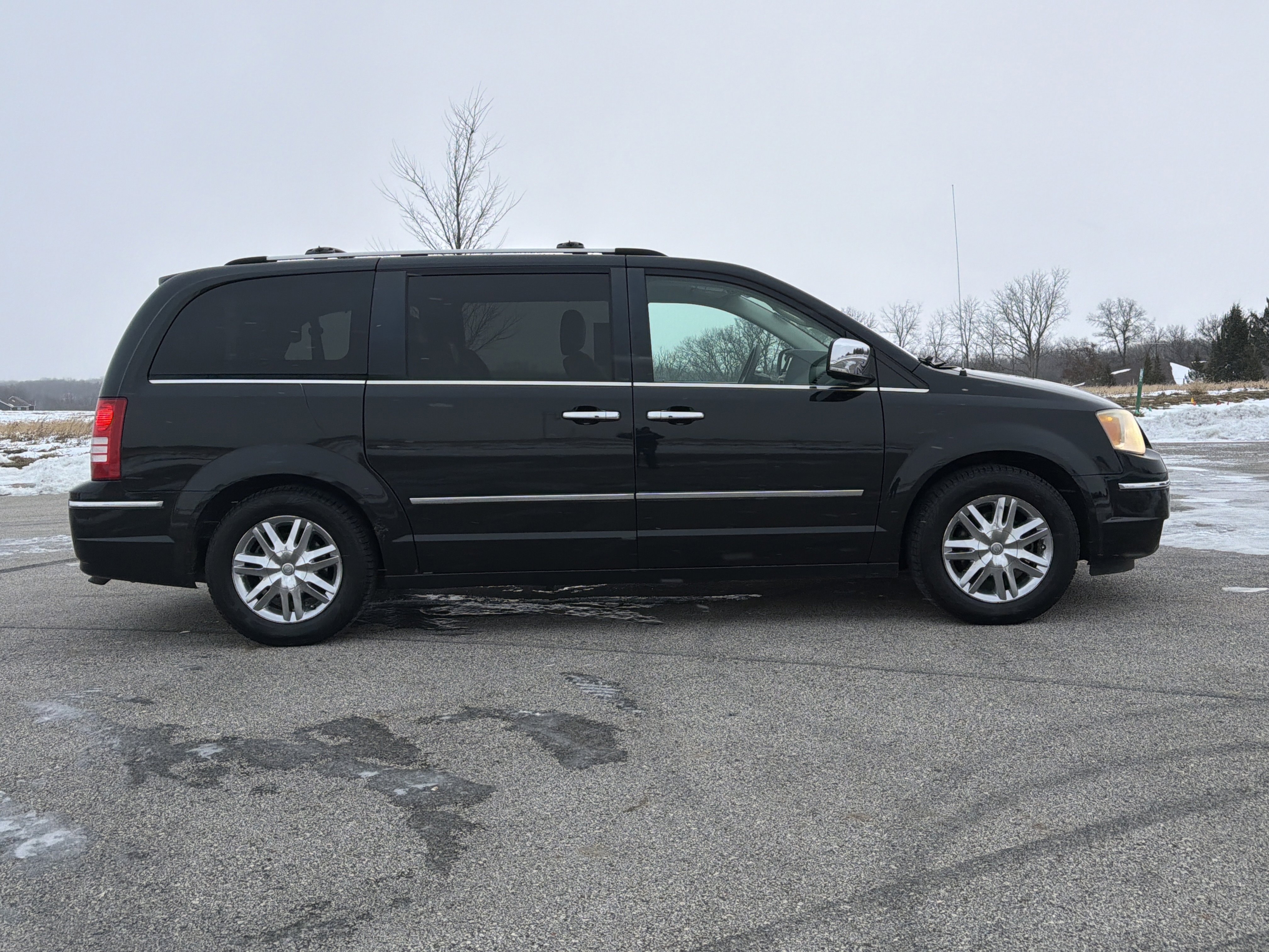 Used 2009 Chrysler Town & Country Limited w/ Entertainment Group #3 image 16