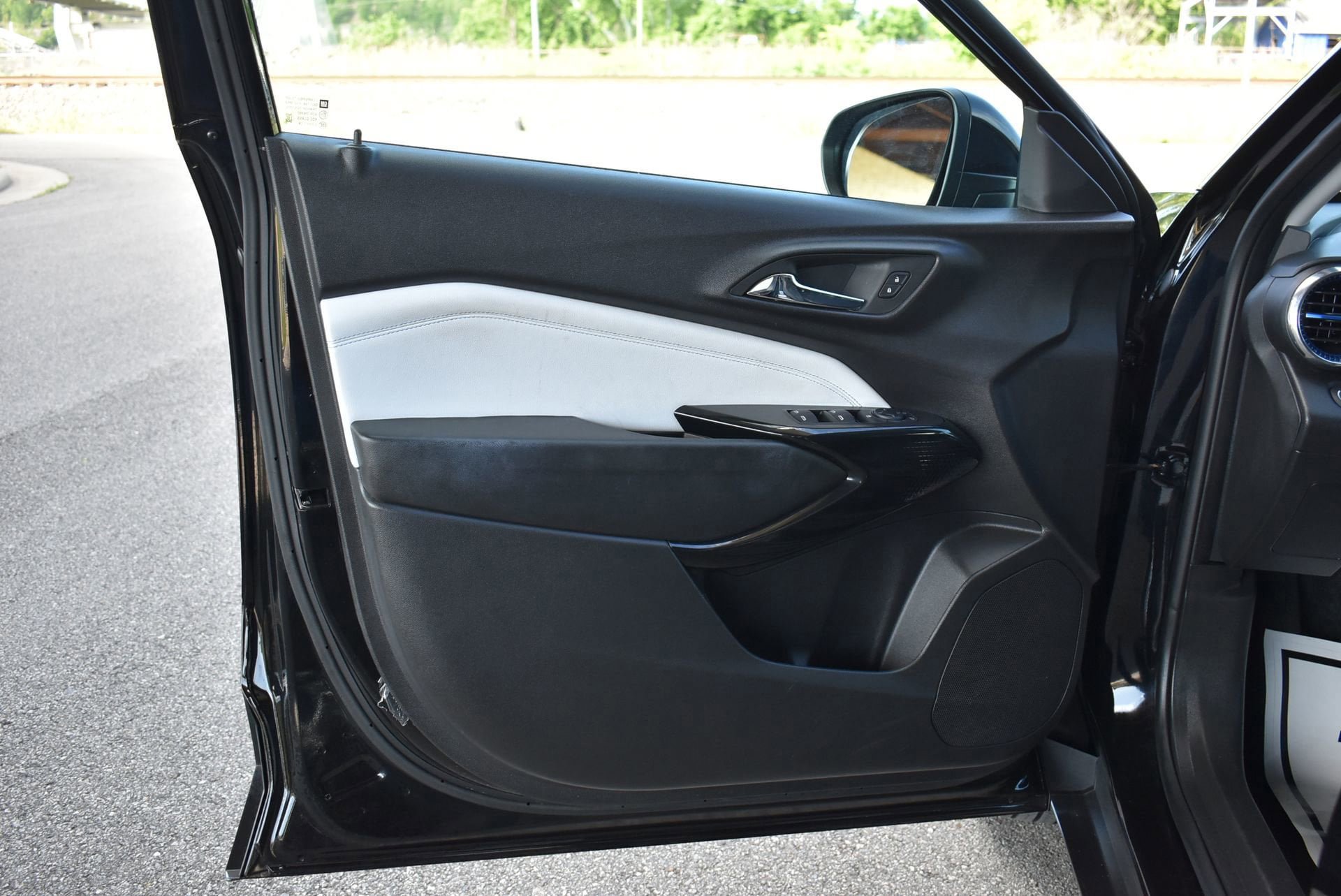 Used 2025 Chevrolet Trax LT w/ LT Convenience Package FWD image 12