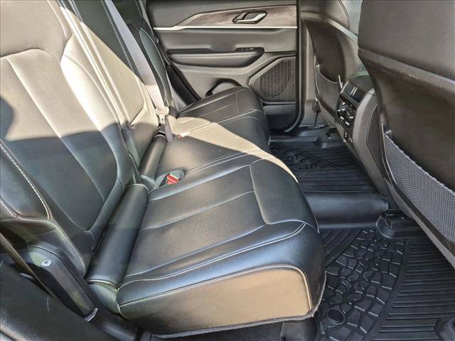 Used 2023 Jeep Grand Cherokee Limited w/ Black Appearance Package AWD/4WD image 20