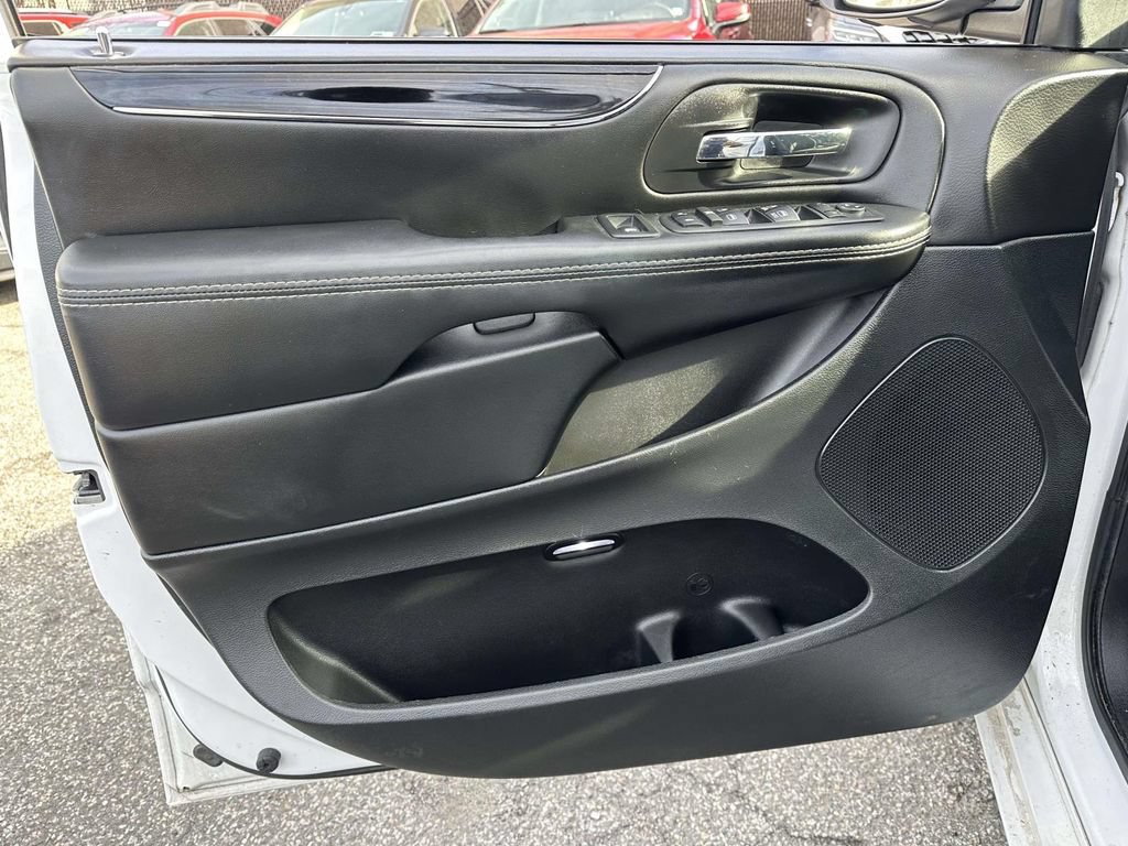 Used 2017 Dodge Grand Caravan SE FWD image 16