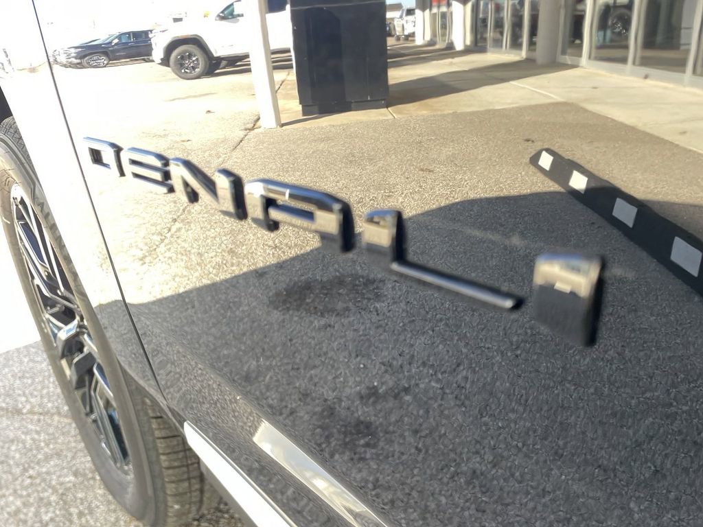 New 2024 GMC Yukon Denali w/ Denali Reserve Package image 11