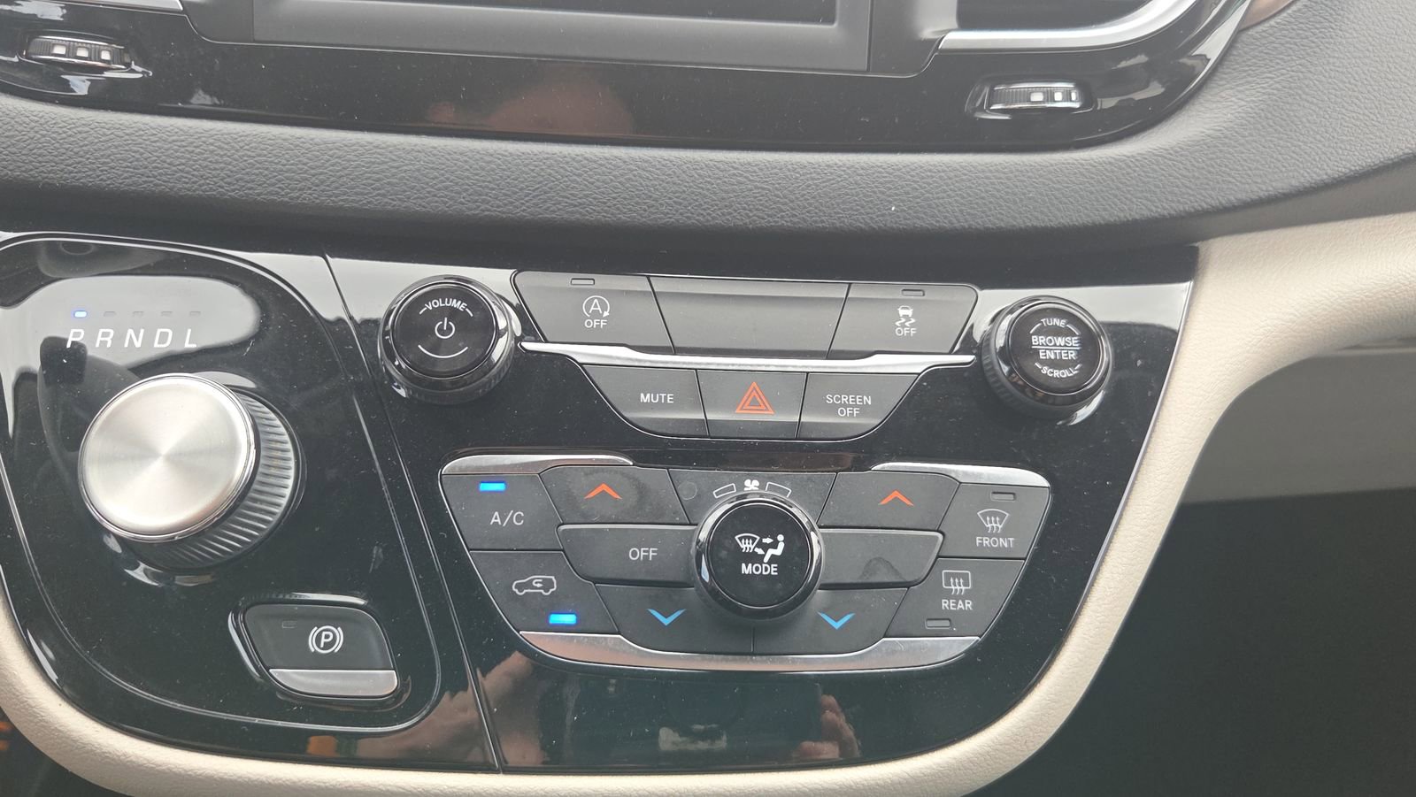 Used 2021 Chrysler Voyager Lxi FWD image 32