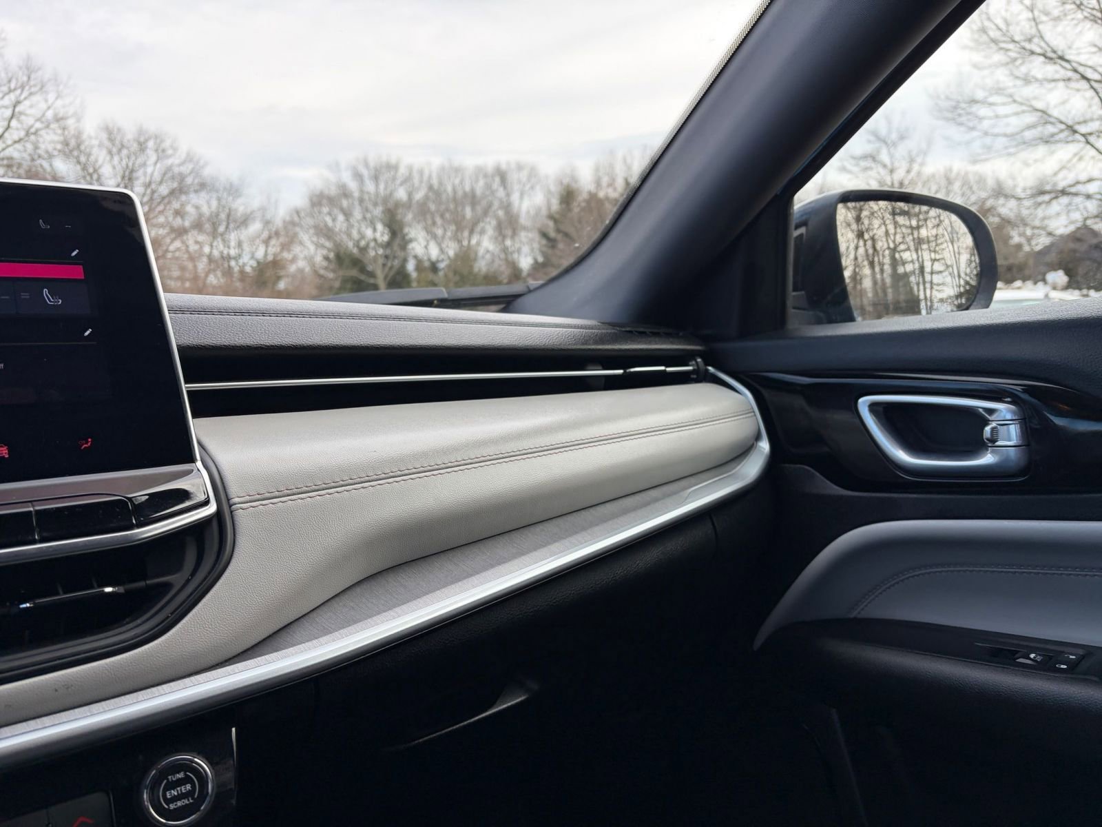 Used 2025 Jeep Compass Limited image 36