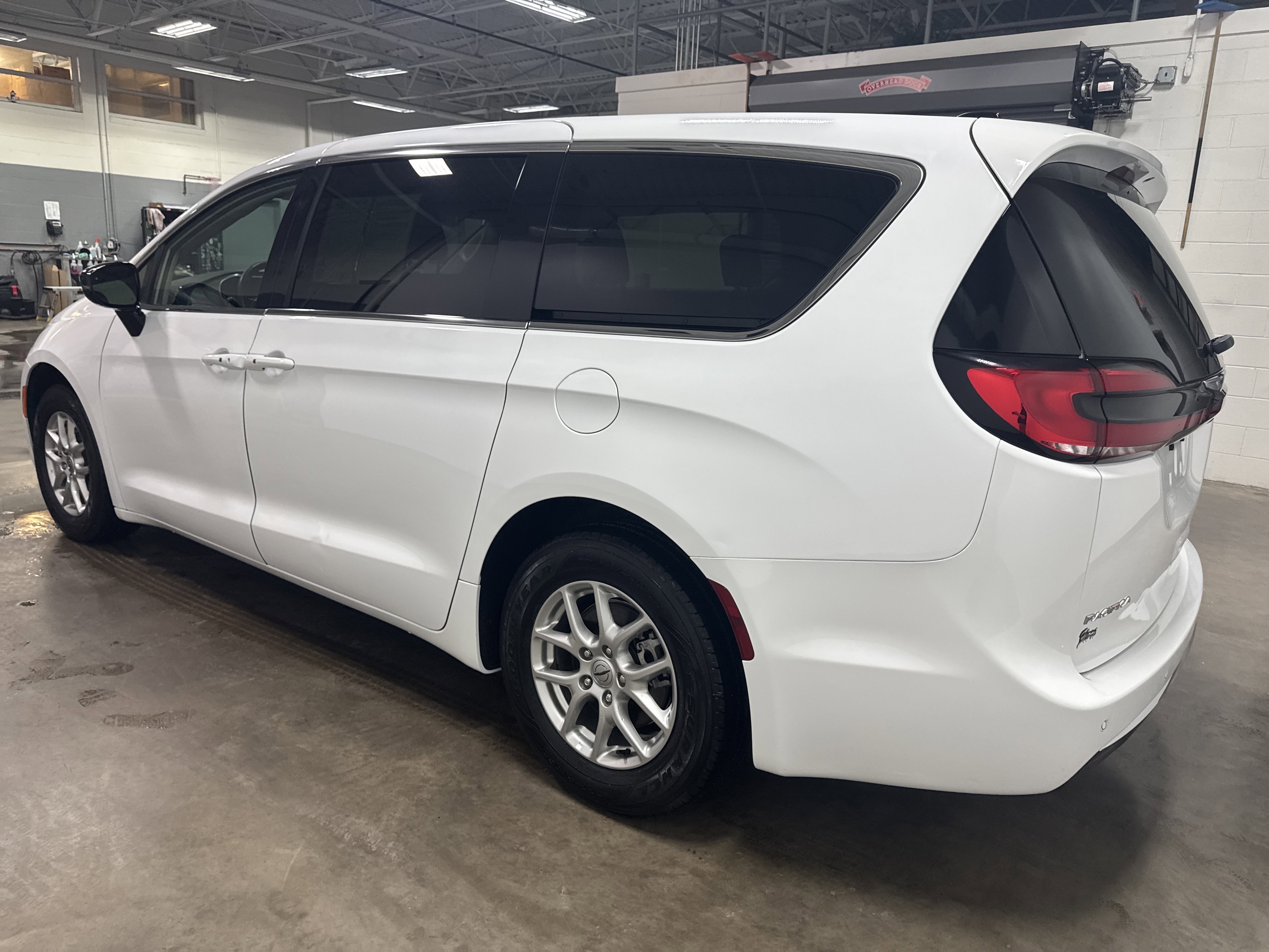 Used 2024 Chrysler Pacifica Touring-L image 5