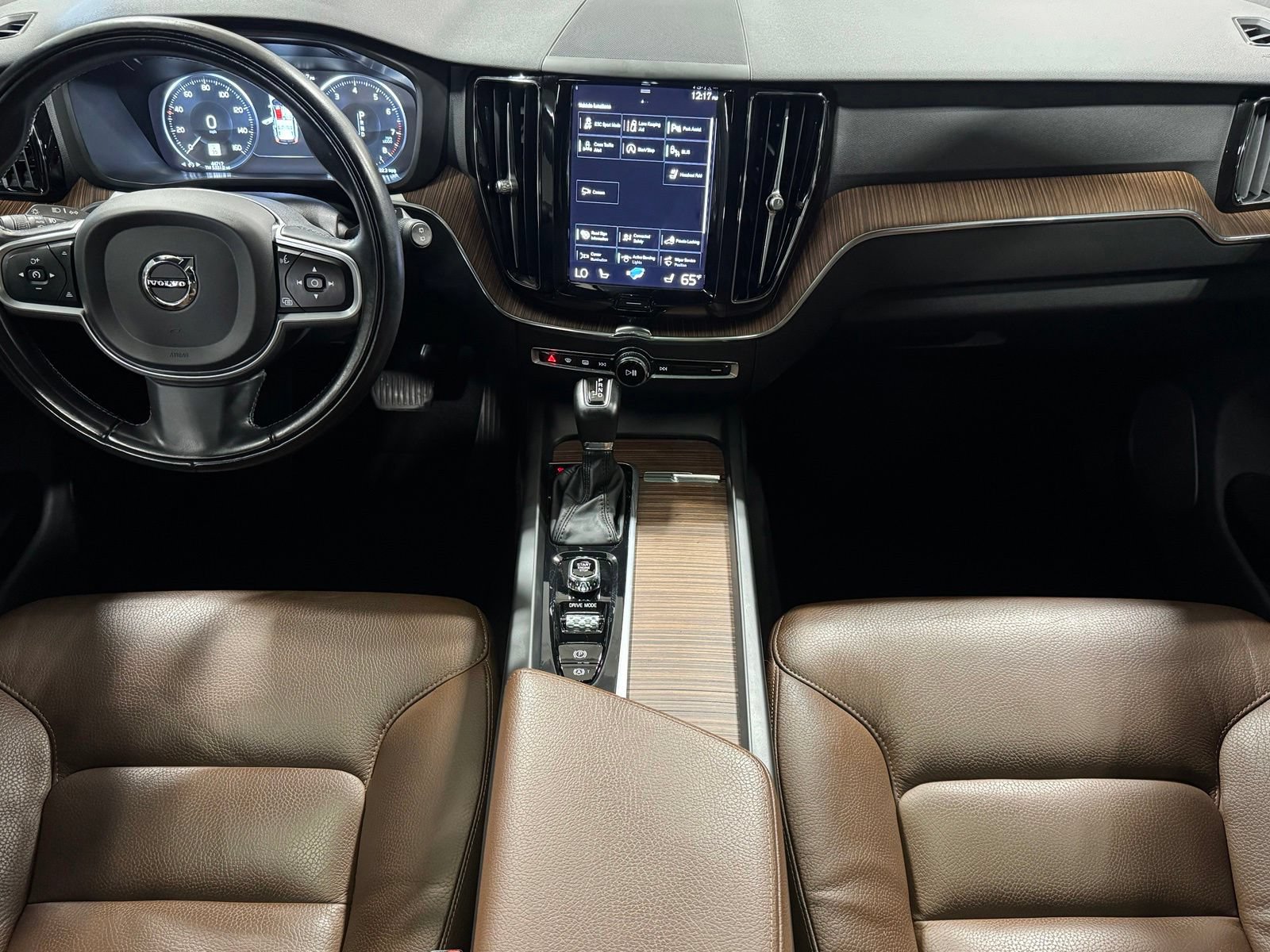 Used 2021 Volvo XC60 T5 Momentum w/ Premium Package AWD/4WD image 41