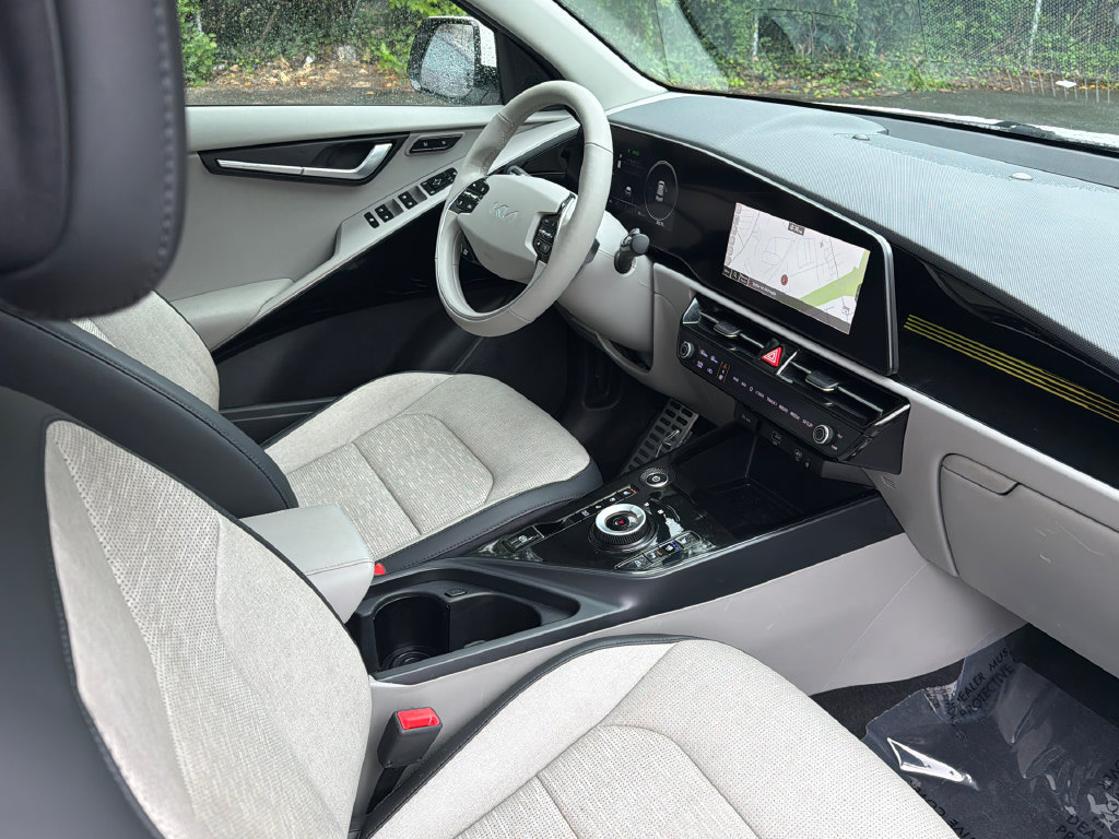Certified 2024 Kia Niro Wave w/ Wave Preserve Package FWD image 11