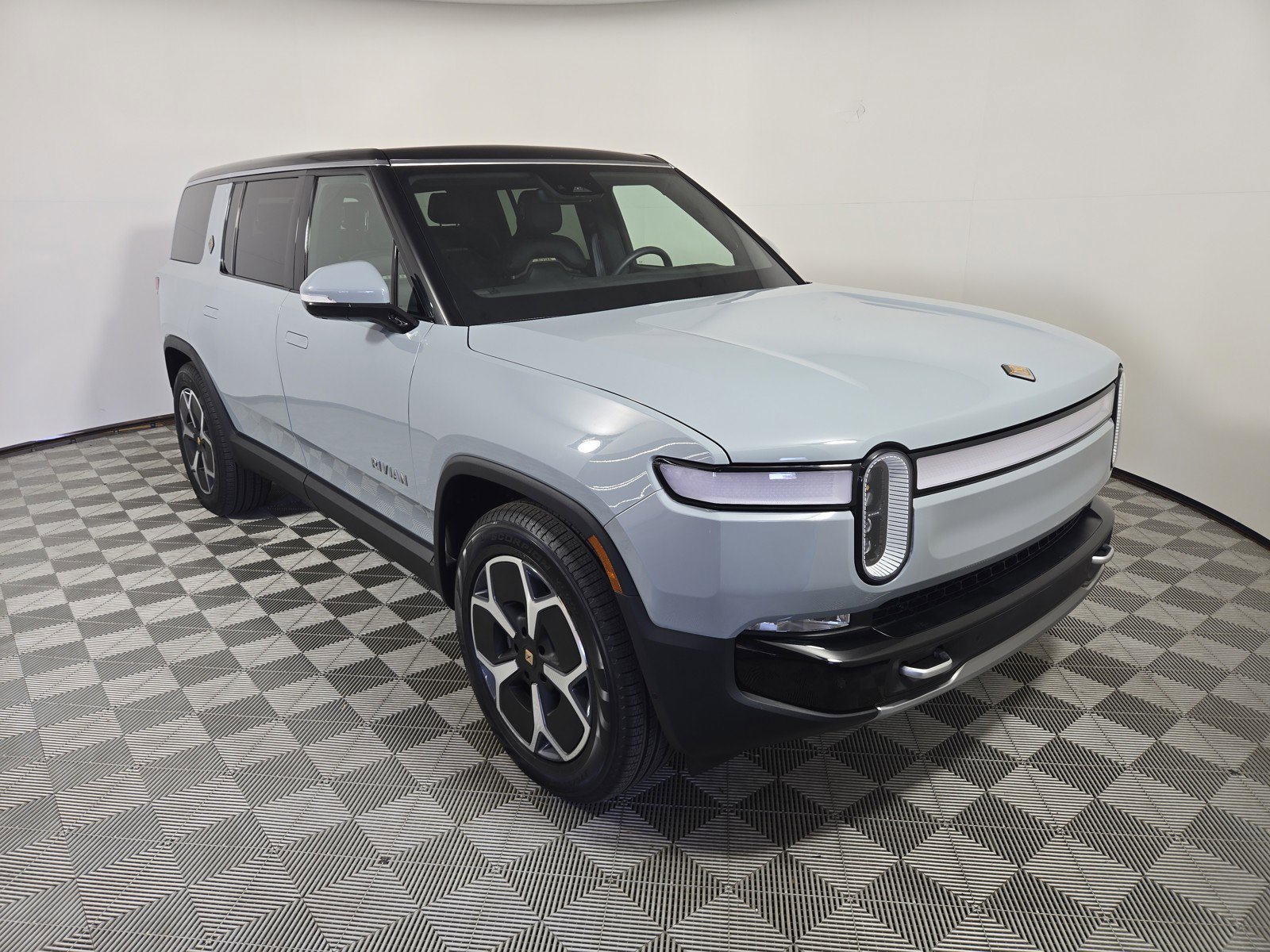 Used 2024 Rivian R1S Adventure AWD/4WD image 7