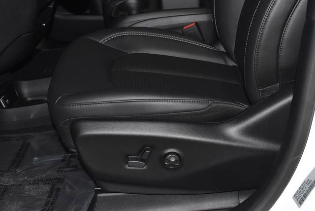 New 2026 Chrysler Pacifica Select w/ S Appearance Package image 11