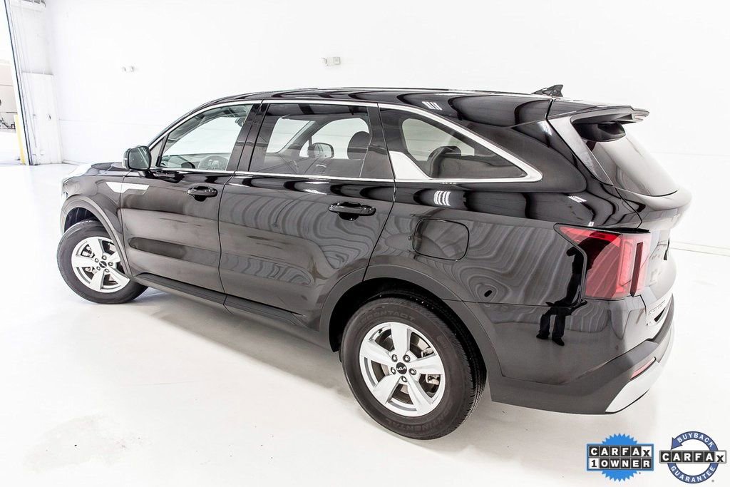 Used 2025 Kia Sorento LX image 4