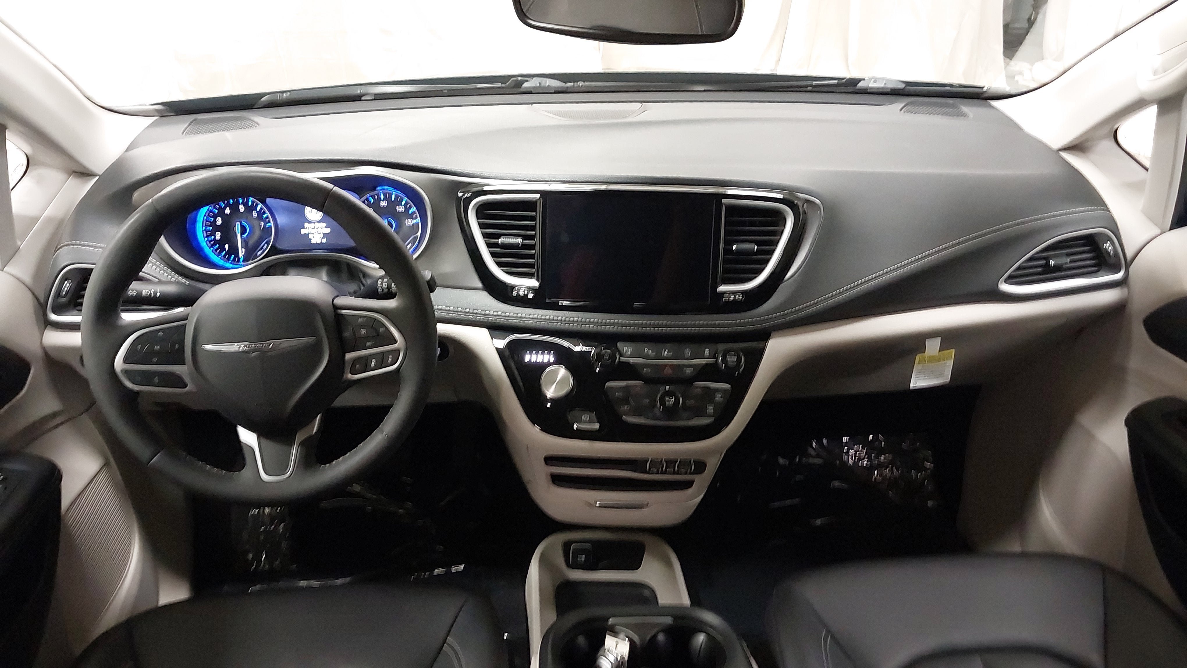 Used 2024 Chrysler Pacifica Touring-L FWD image 32