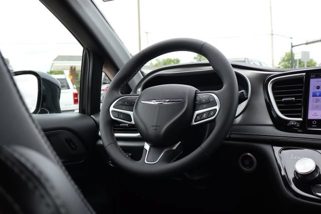 Used 2026 Chrysler Pacifica Select AWD/4WD image 55
