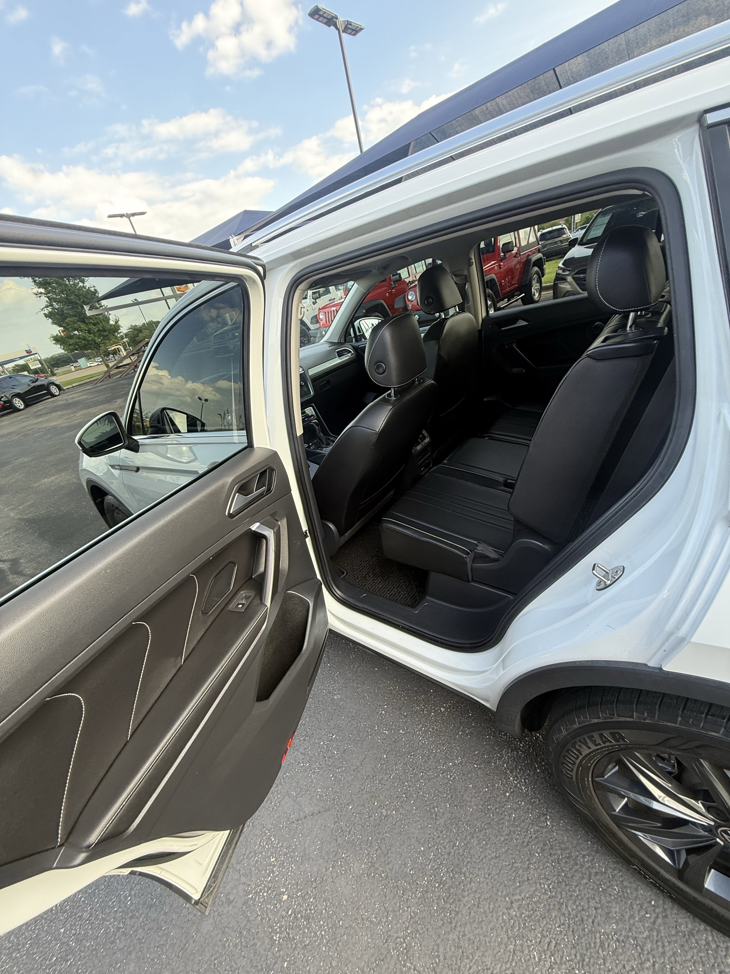 Used 2022 Volkswagen Tiguan SE FWD image 12