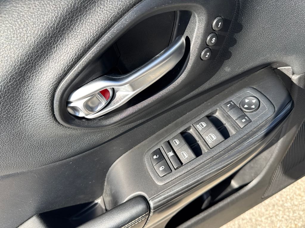 Used 2014 Jeep Cherokee Limited w/ Technology Group image 12