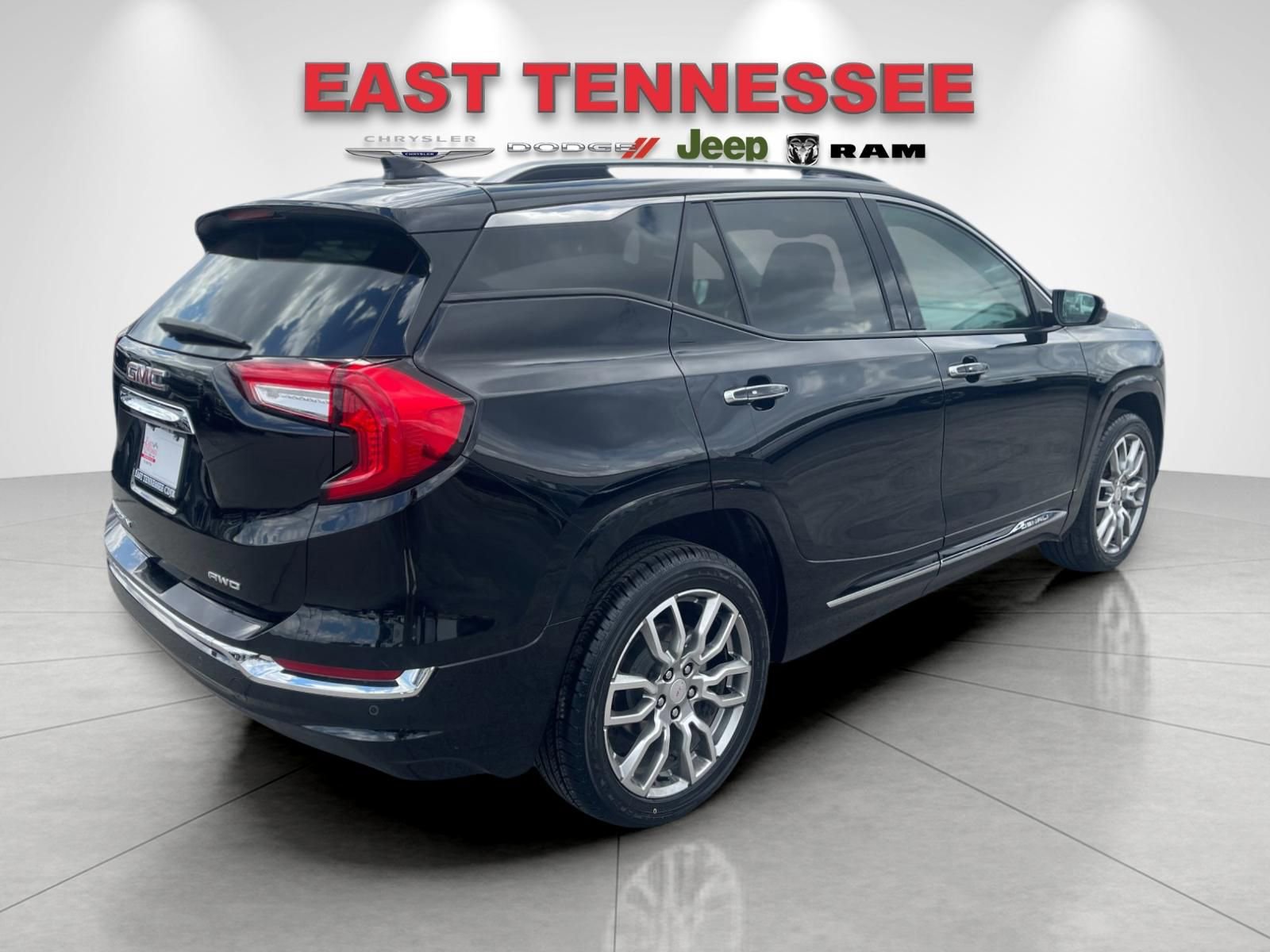 Used 2023 GMC Terrain Denali image 3