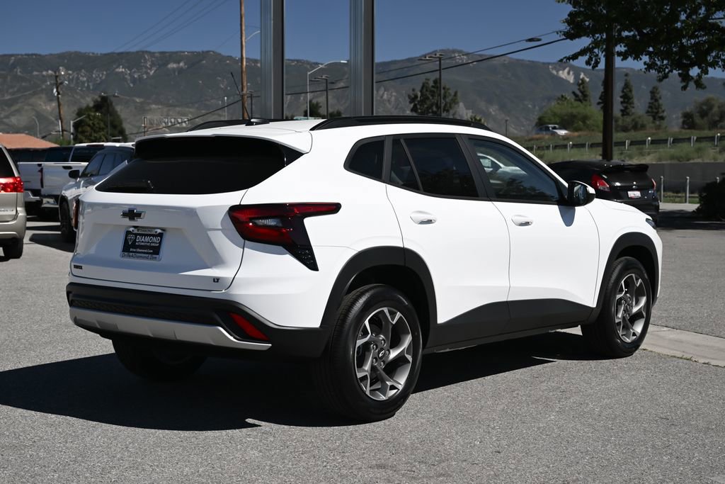 New 2026 Chevrolet Trax LT w/ LPO, Blackout Package FWD image 5