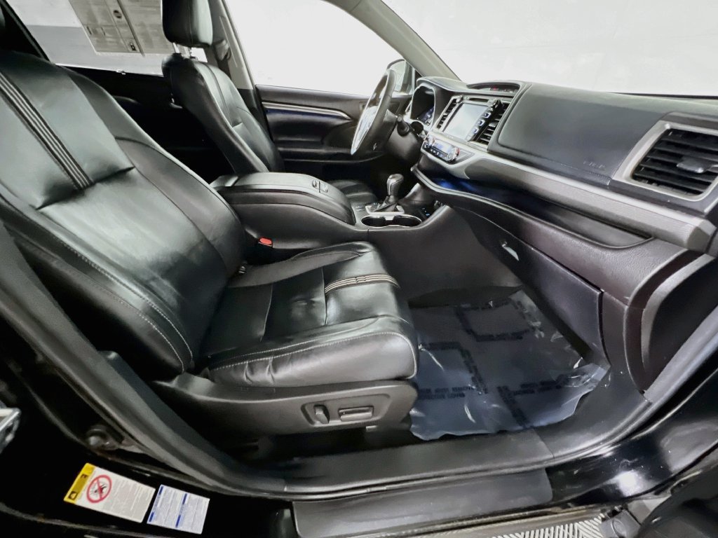 Used 2018 Toyota Highlander SE w/ Carpet Mat Package (TMS) AWD/4WD image 28