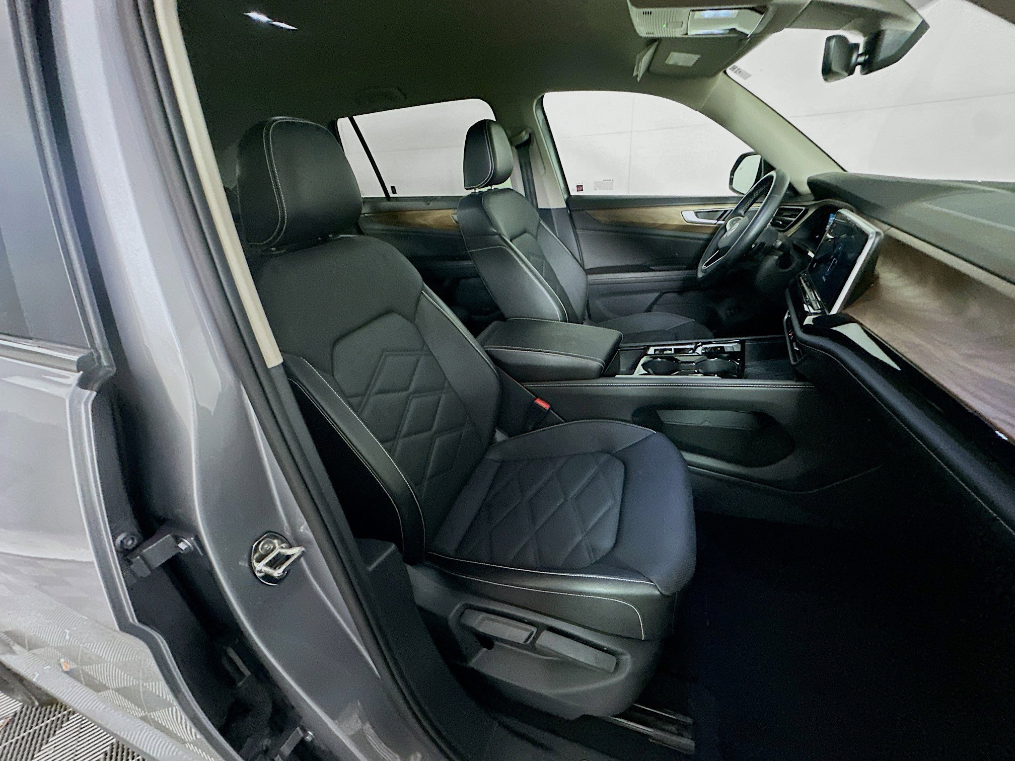 Used 2025 Volkswagen Atlas SE image 31