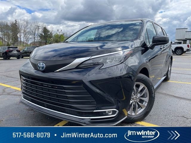 Used 2024 Toyota Sienna XLE FWD image 1