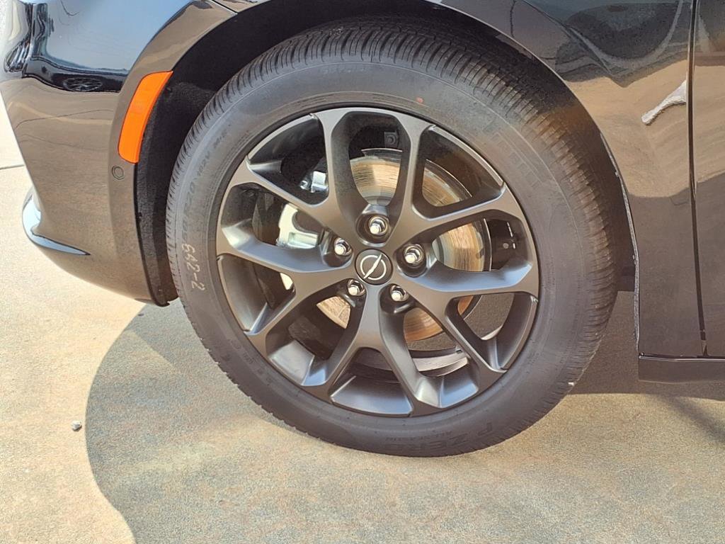 New 2025 Chrysler Pacifica Limited w/ Trailer Tow Group image 24