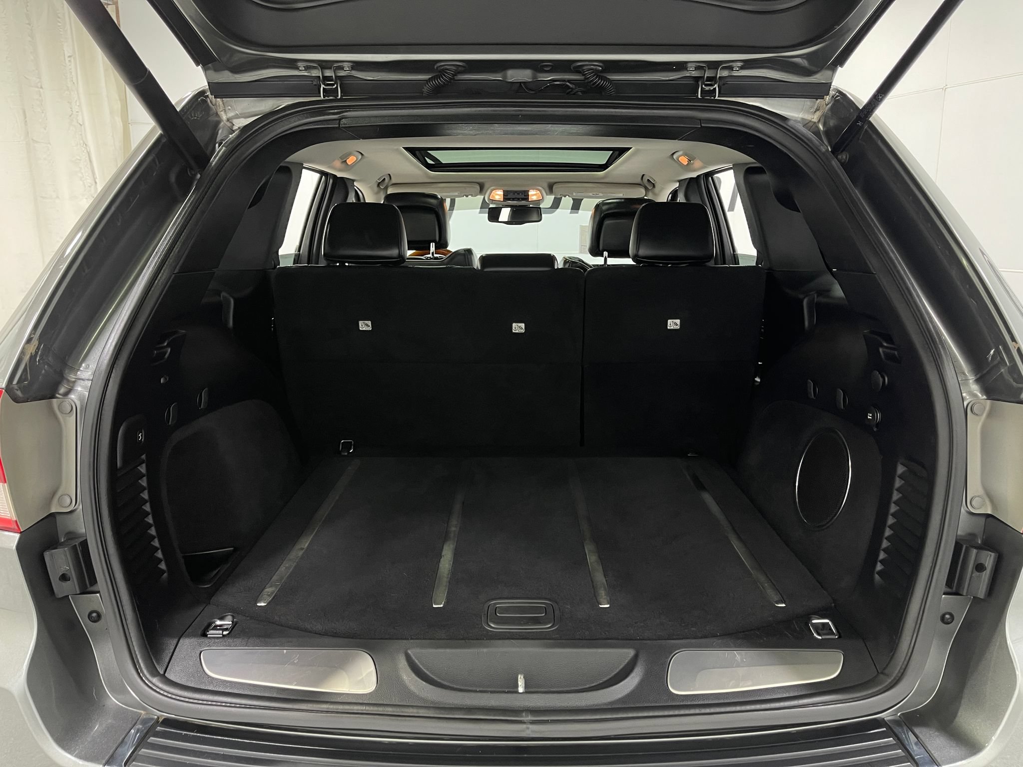 Used 2012 Jeep Grand Cherokee Overland AWD/4WD image 25
