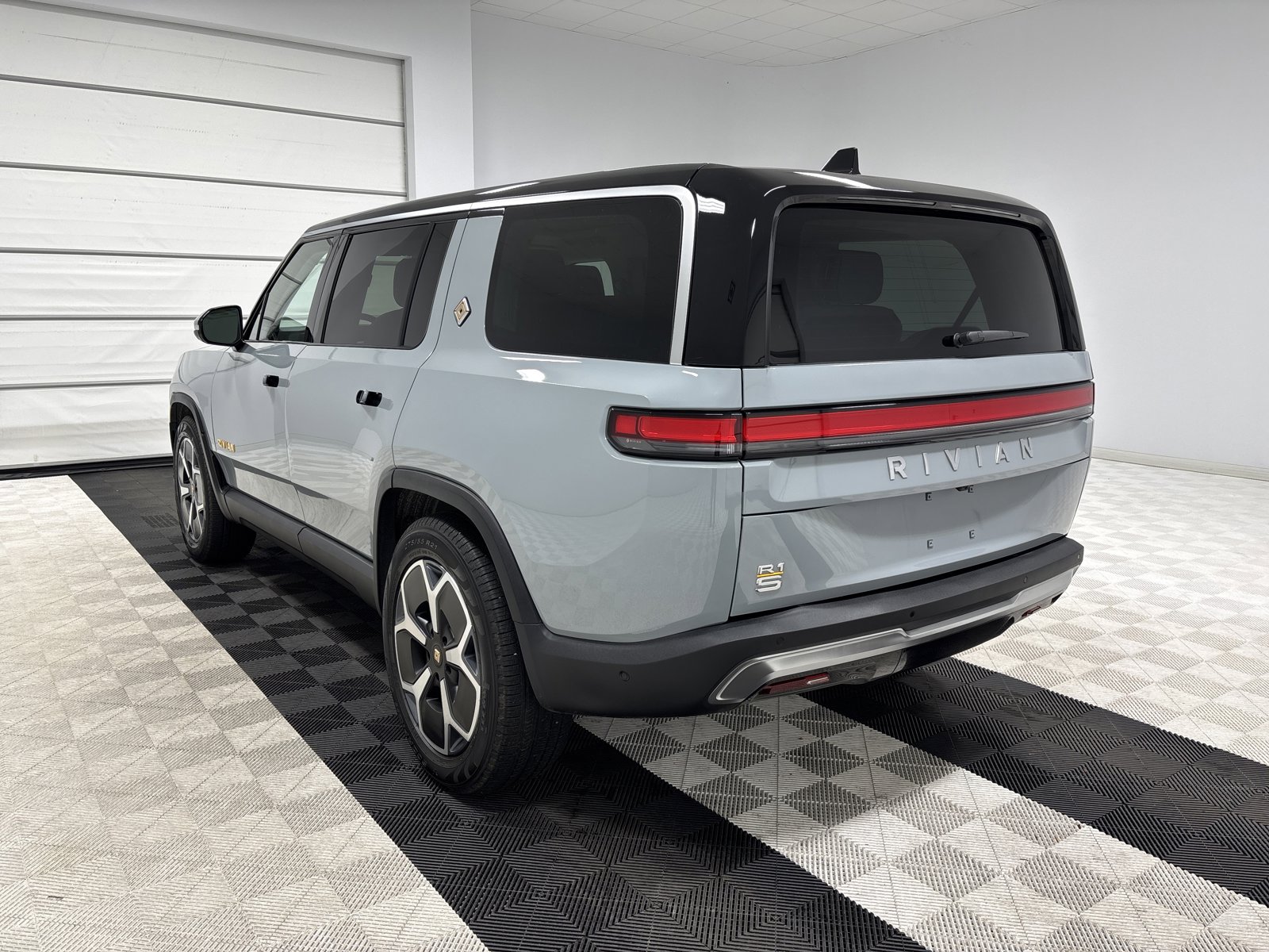 Used 2024 Rivian R1S Adventure image 3