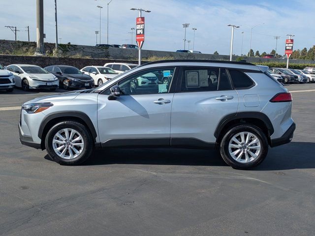 Used 2025 Toyota Corolla Cross LE image 12