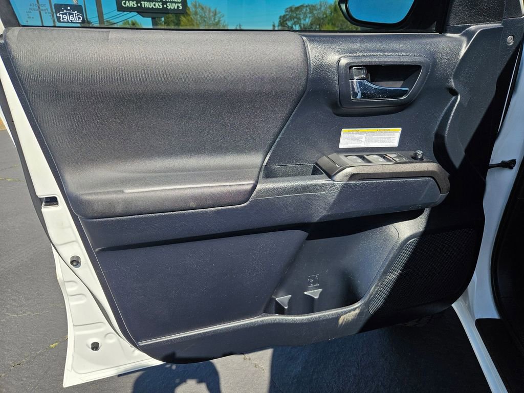 Used 2019 Toyota Tacoma TRD Off-Road AWD/4WD image 10