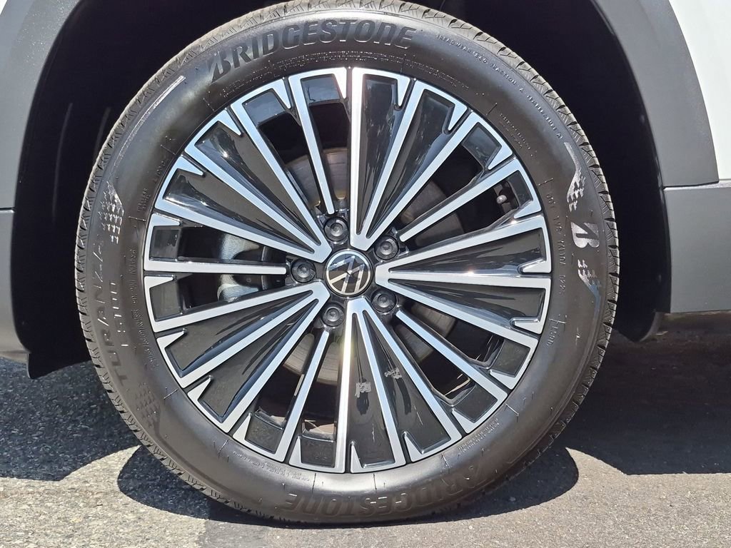 Used 2025 Volkswagen Taos SE FWD image 9