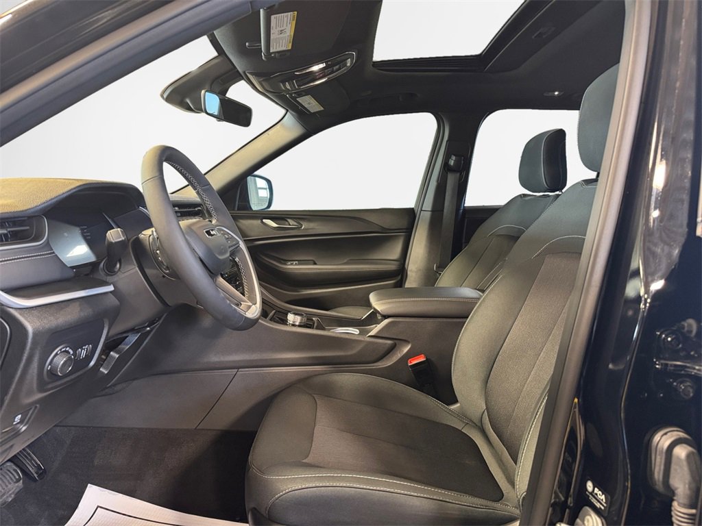 Used 2025 Jeep Grand Cherokee Laredo X w/ Luxury Tech Group I image 12