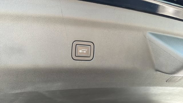 Used 2023 Chevrolet Suburban Z71 w/ Luxury Package AWD/4WD image 32