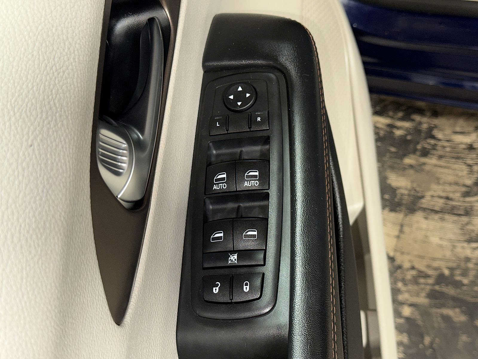 Used 2017 Chrysler Pacifica Touring-L w/ Tire & Wheel Group FWD image 24