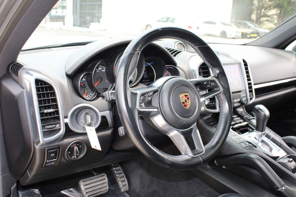 Used 2018 Porsche Cayenne S image 9