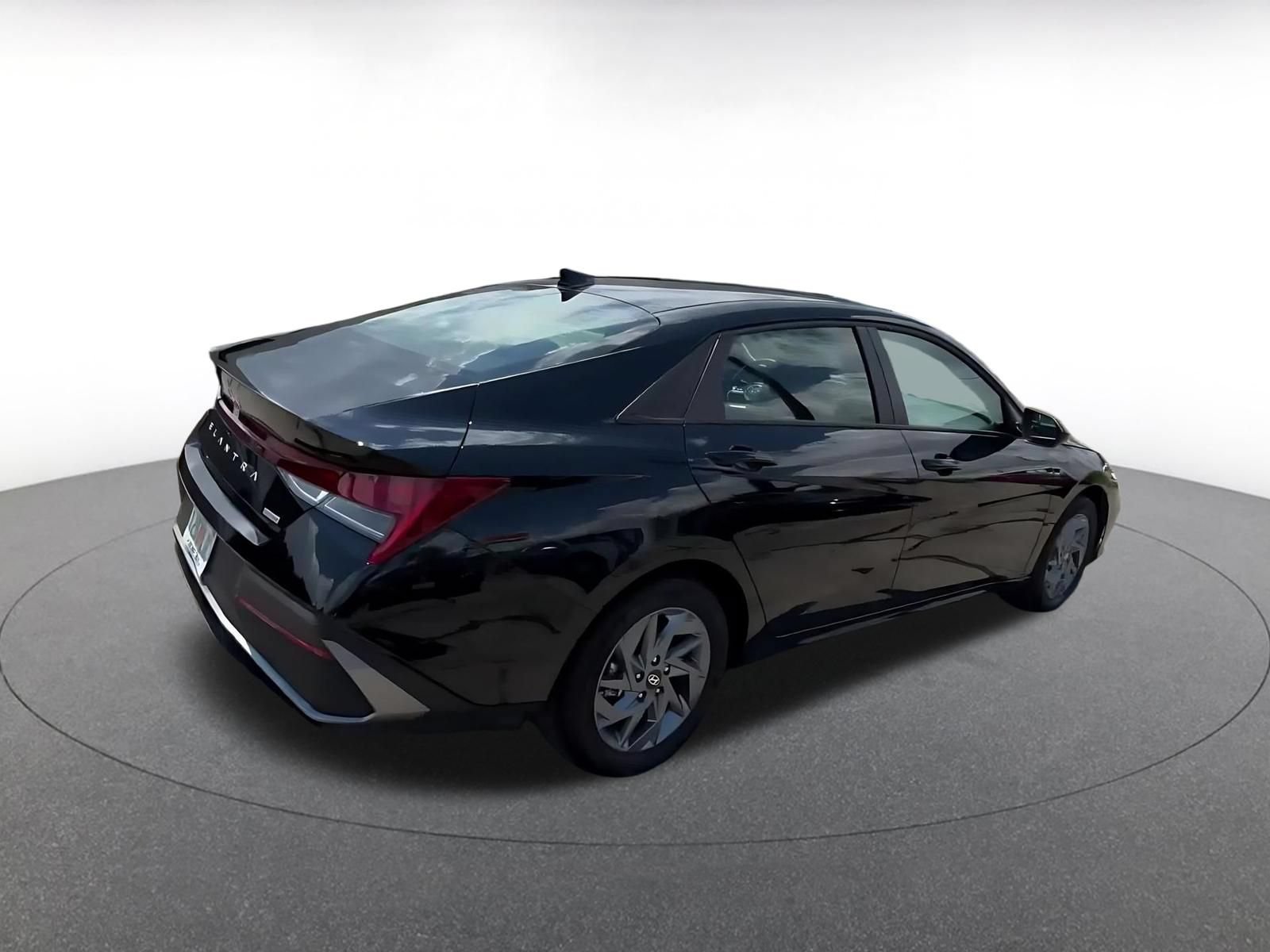 Used 2026 Hyundai Elantra Hybrid FWD image 14
