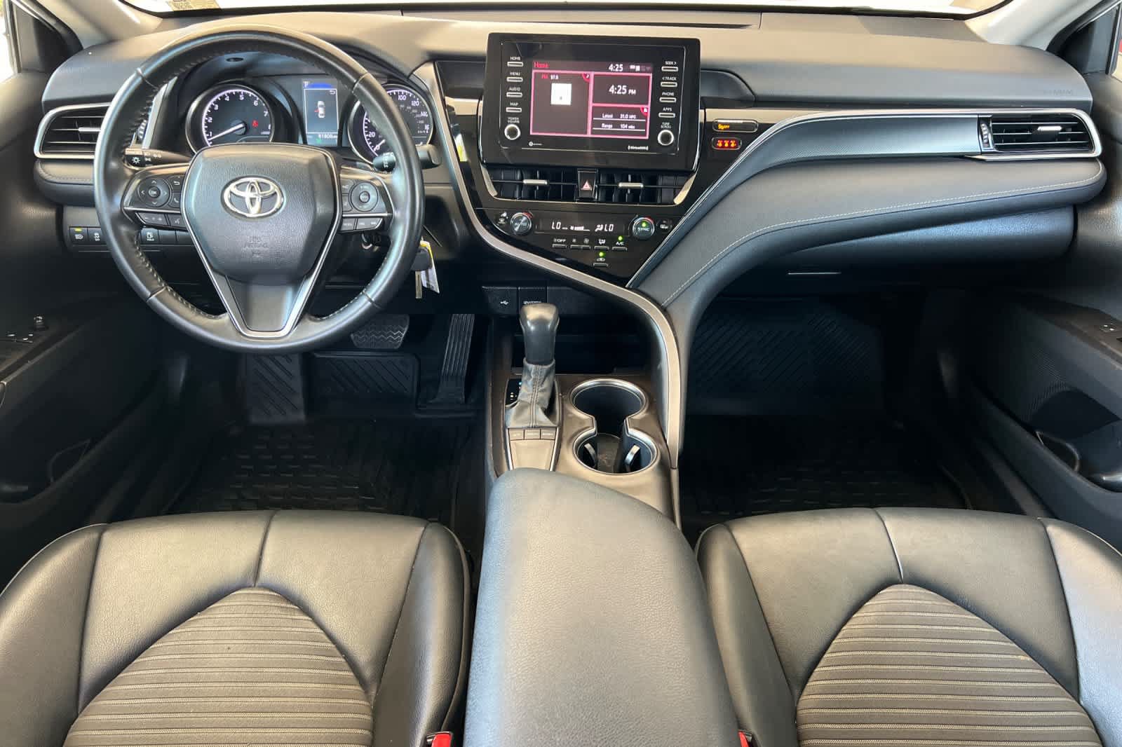 Used 2022 Toyota Camry SE FWD image 3