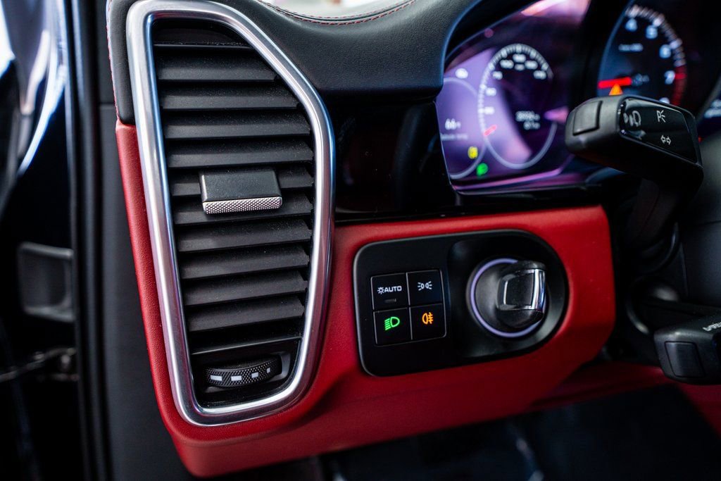 Used 2022 Porsche Cayenne Platinum Edition image 36