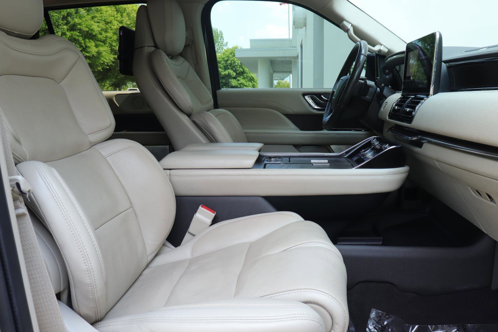 Used 2020 Lincoln Navigator Reserve w/ Luxury Package image 19