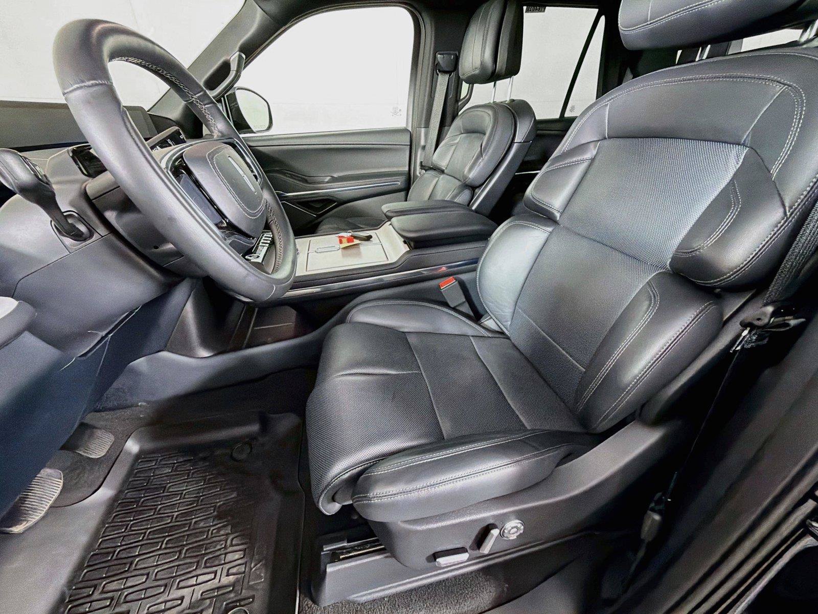 Used 2025 Lincoln Navigator L Reserve w/ Jet Appearance Package AWD/4WD image 2
