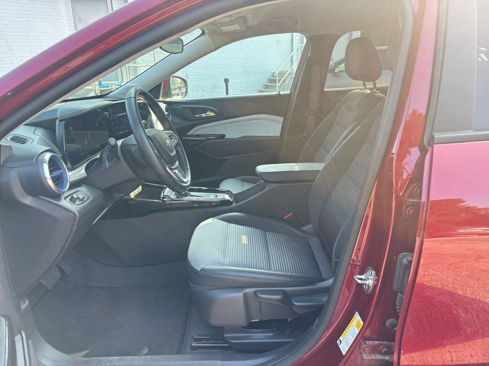 Used 2025 Chevrolet Trax LT w/ LT Convenience Package FWD image 25