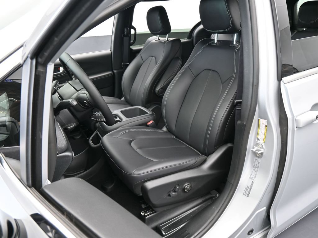 New 2026 Chrysler Pacifica Select image 10