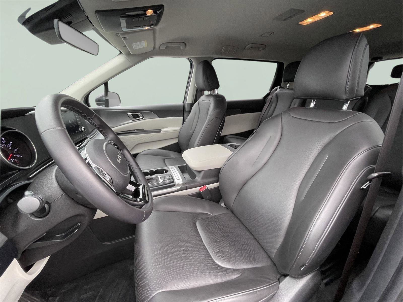Used 2024 Kia Carnival LX FWD image 13