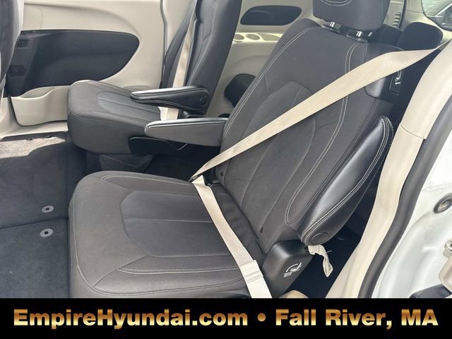 Used 2022 Chrysler Voyager LX image 14