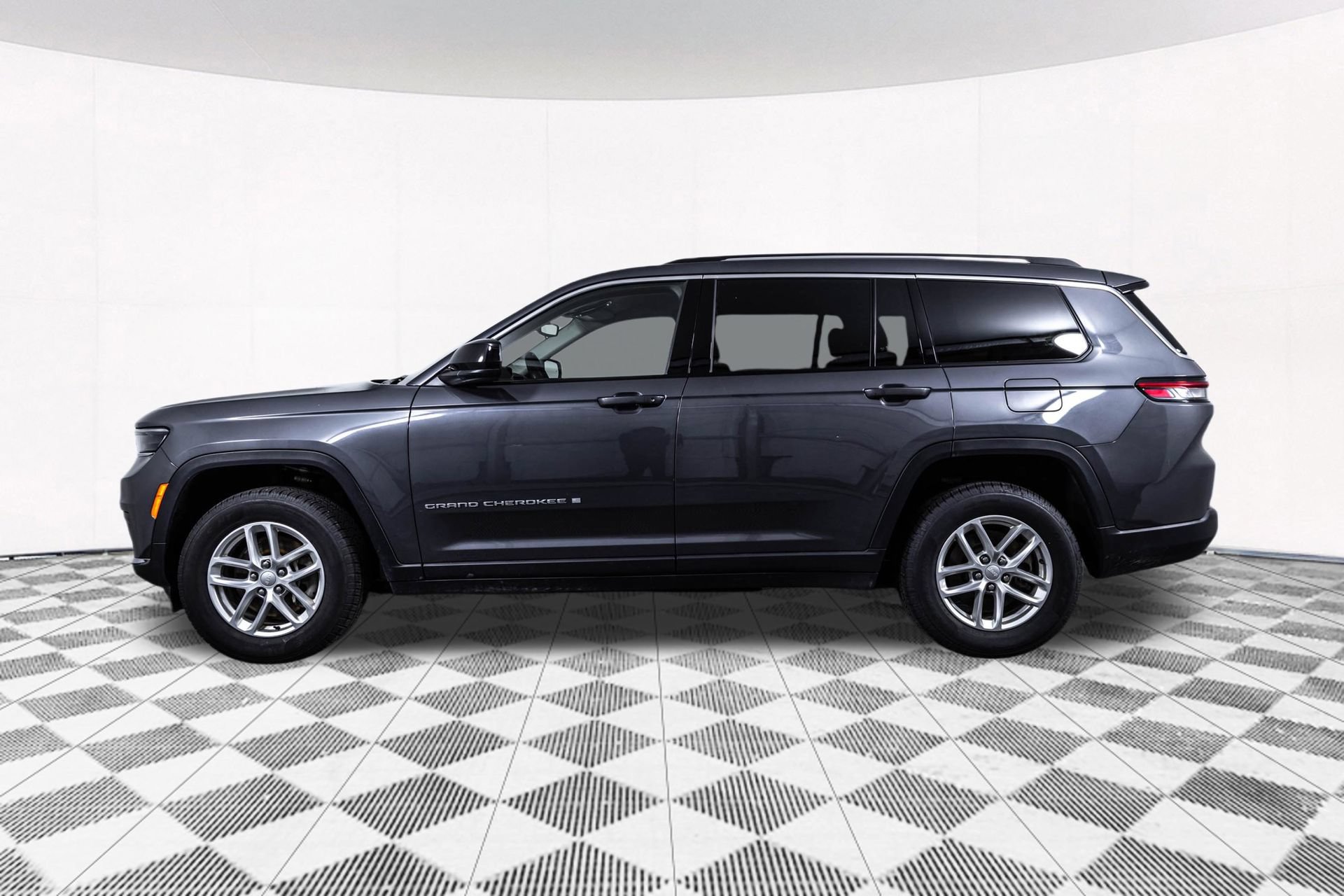 Used 2023 Jeep Grand Cherokee L Laredo AWD/4WD image 13
