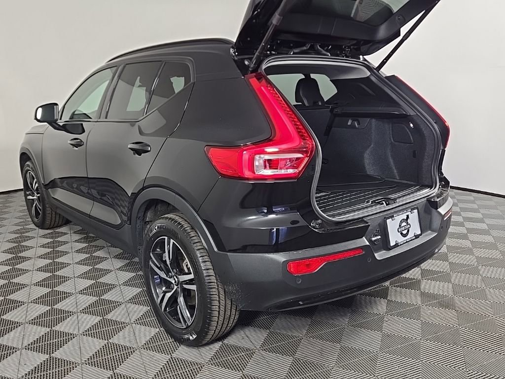 Certified 2024 Volvo XC40 B5 Core image 8