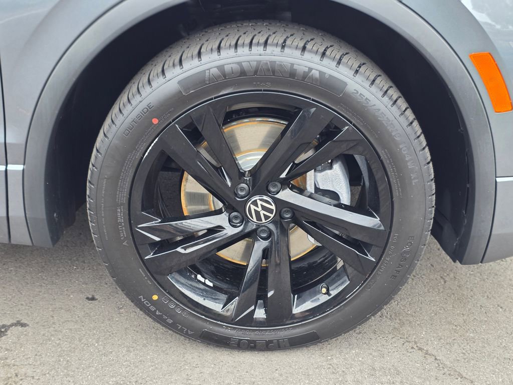 Used 2023 Volkswagen Tiguan SE R-Line image 8