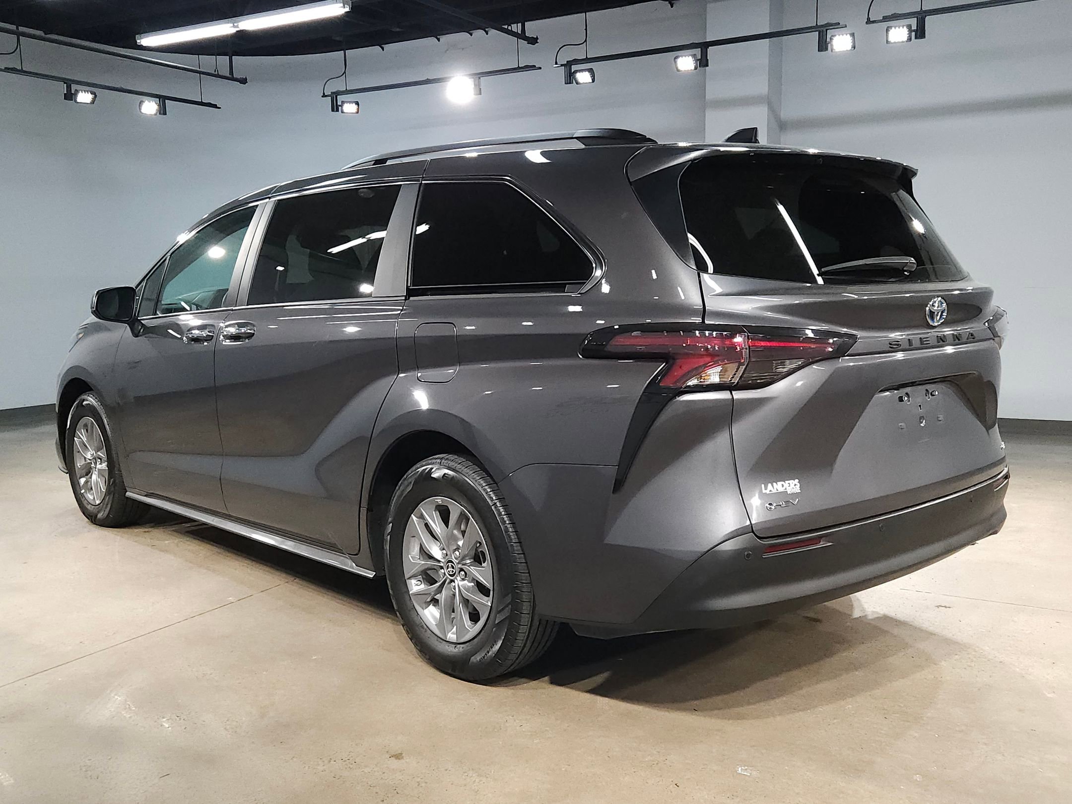 Certified 2025 Toyota Sienna XLE image 5