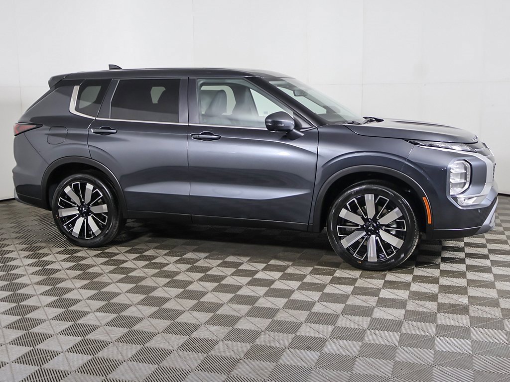 New 2025 Mitsubishi Outlander SE image 17