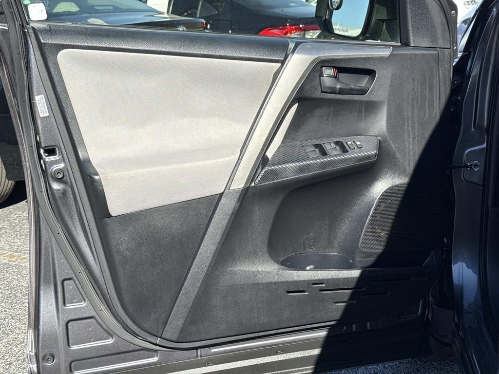 Used 2015 Toyota RAV4 LE image 19